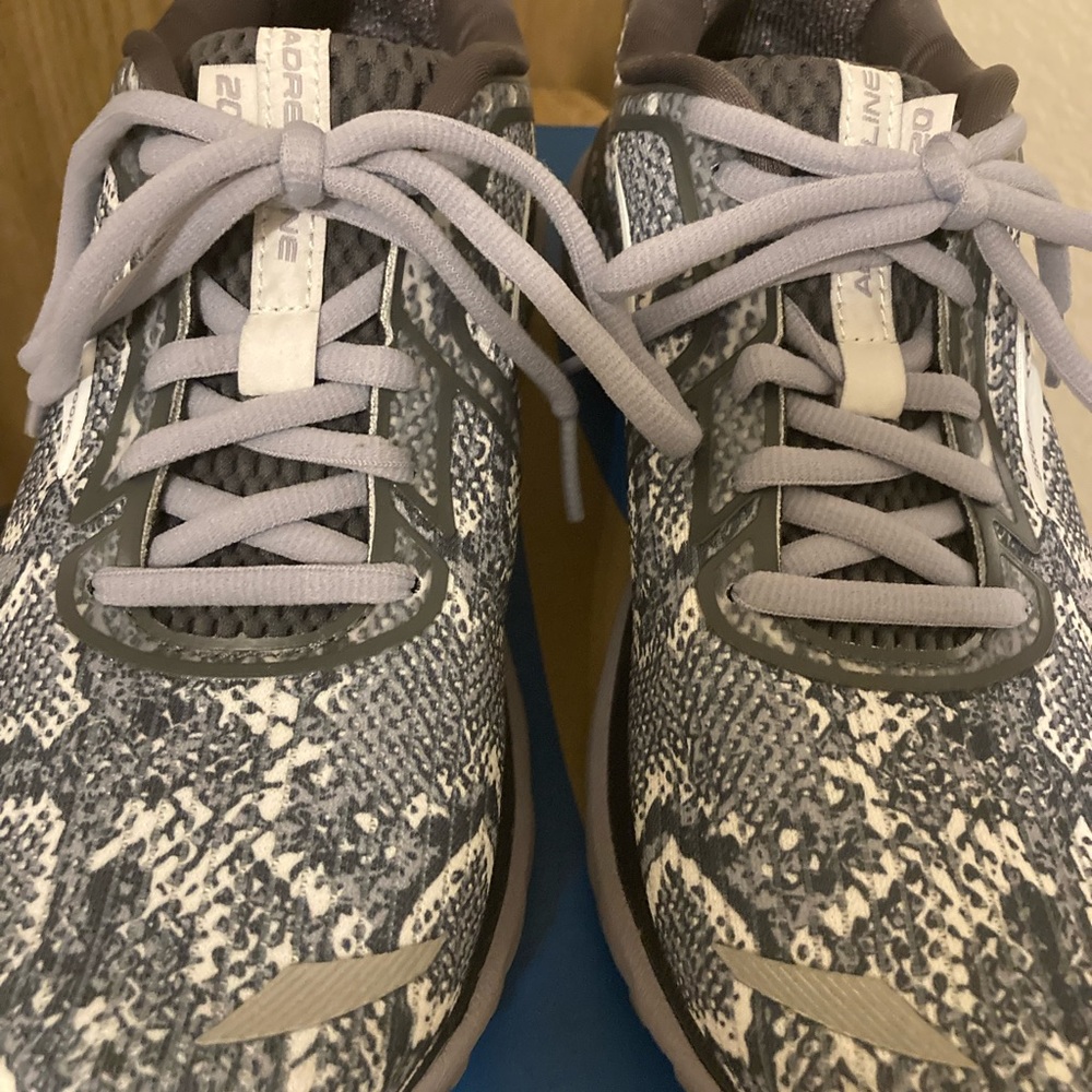 Brooks Fashion Tennis Shoes - women’s